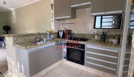 Casa espaçosa com amplo quintal em condomínio fechado
