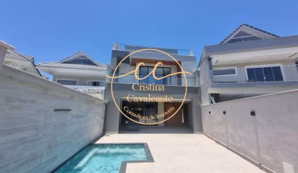 Casa contemporânea triplex à venda no Recreio dos Bandeirantes, Rio de Janeiro - 5 quartos, 4 suítes, 498m², 3 vagas de garagem, piscina no Condomínio Riviera del Sol