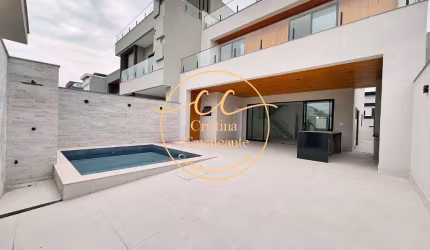 Rio de Janeiro-RJ: Casa de 4 quartos no Recreio dos Bandeirantes com 280m², 4 suítes, área gourmet e piscina.