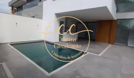 Impecável residência no Recreio dos Bandeirantes! Casa triplex com 4 suítes, 310m², 2 vagas, piscina e sótão. Confira!