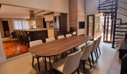 Casa térrea reformada em Santa Felicidade - Com um amplo quintal