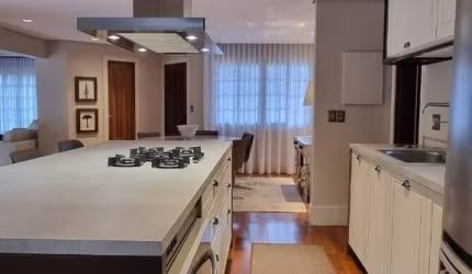 Casa térrea reformada em Santa Felicidade - Com um amplo quintal