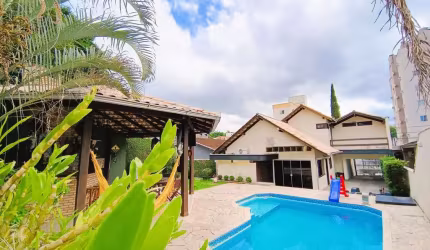 Casa para Venda em Joinville, Costa e Silva, 5 dormitórios, 2 suítes, 4 banheiros, 3 vagas