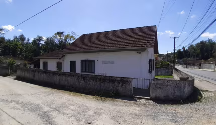 Residência antiga Floresta Joinville/SC  terreno de esquina  em rua asfaltada,  com 468,65m2 .