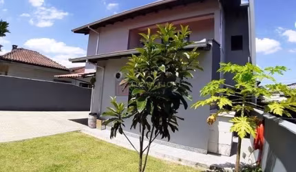 Casa  averbada à  venda  no bairro Costa e Silva - Joinville/SC  Parte Inferior: * Sala de tv,  sala de jantar, cozinha, 1  suíte, despensa,  edícula