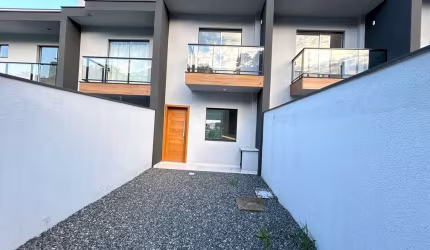 Sobrado  Geminado Novo  à venda no Bairro Anita Garibaldi - Joinville - SC, no valor de R$480.000,00   Sobrado com frente para duas ruas, proporcionan