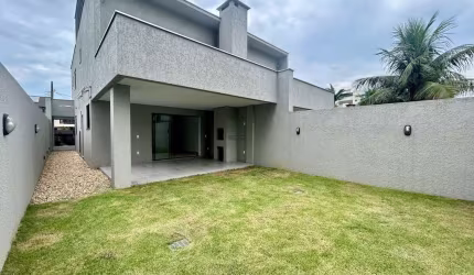 Sobrado Geminado  à venda no bairro Santo Antônio, Joinville - SC  7 metros de abertura , amplo terreno nos fundos.