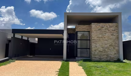 Casa Térrea 204,73m² com 3 suítes, escritório e piscina em Condomínio Alto do Castelo.