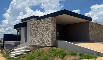 Casa Térrea 229m² c/ 3 suítes, Escritório e Piscina - Condomínio Alto do Castelo.