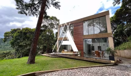 Casa com 05 suítes, em condomínio próximo à CBF.