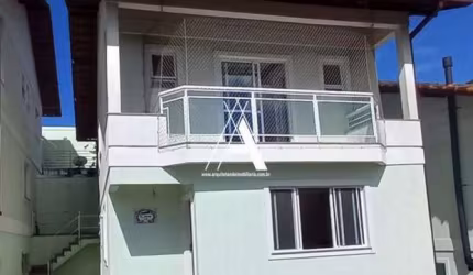Linda casa em Condomínio Fechado. 4 Quartos (1 Suíte c/Varanda). 2 Vagas. Lazer!