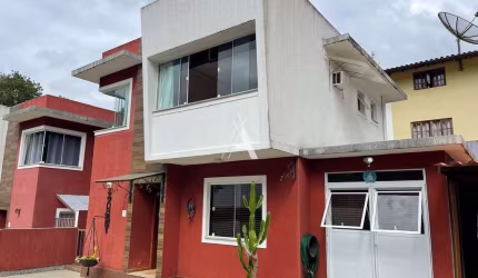 Casa em condomínio sossegado, com 2 Suítes, Sala em 3 ambientes e Área externa.