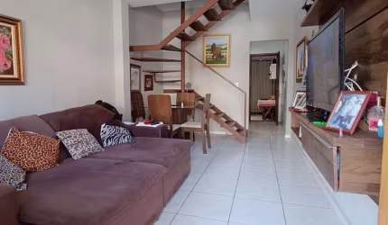 Casa em condomínio fechado com Lazer, 2 Quartos, Lavabo, Banheiro e Área Externa