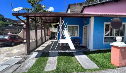 Casa não geminada, em condomínio fechado. 3 Quartos (1 Suíte). Perto do Centro!!