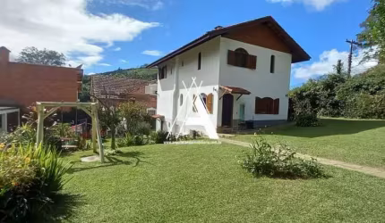 Casa Duplex, Terreno Plano com linda área externa. Cerca de 10 minutos do Centro