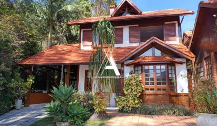 Casa de alto padrão, com 5 Quartos(3 Suítes) em meio à natureza.Lindo condomínio
