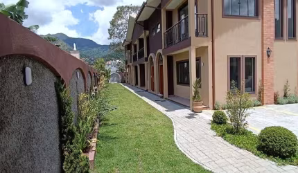 Casa moderna em Condomínio ao lado do Alto e Comércio. 3 Quartos, sendo 1 Suíte.