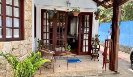 linda casa com 3 suítes em condomínio com muito verde.