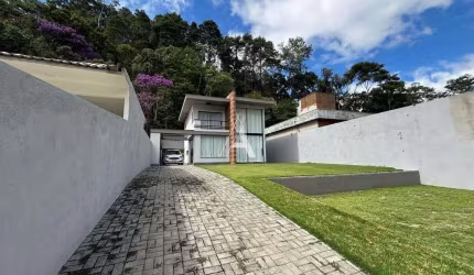 Casa moderna fora de condomínio - Quebra Frascos