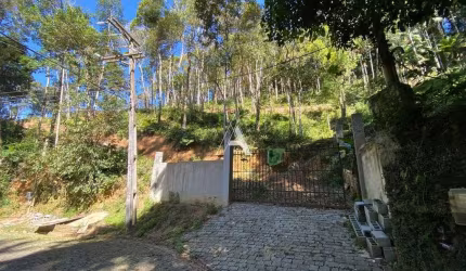Terreno condomínio fechado, bairro nobre, próximo Granja Comary. Segurança 24h.