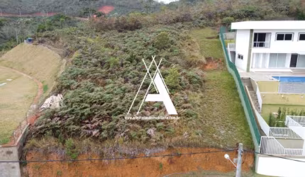 Lote semi-plano em condomínio com infraestrutura completa