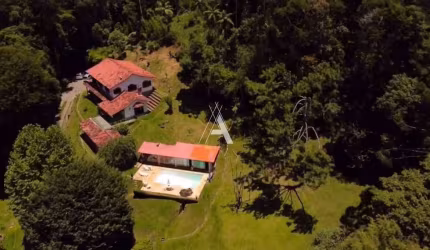 Terreno de 7.500m2 com Casa de 5 quartos, e casa de Hóspedes. Lazer completo.✔️