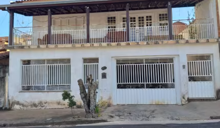 Casa com 3 quartos à venda no Centro, São Sebastião da Grama  por R$ 550.000
