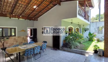 Lindo Sobrado à venda na região central, com 03 suítes, jardim e garagem para 03 autos, Caraguatatu