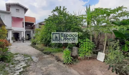 CASA AMPLA E AREJADA