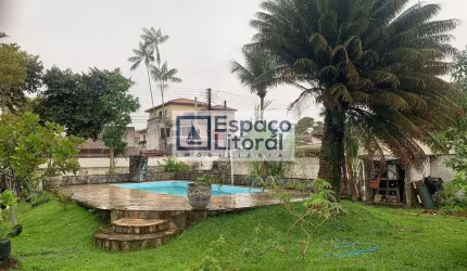 São duas casas com piscina no mesmo terreno, com piscina e churrasqueira