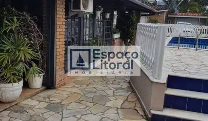 Casa com 6 dorm, 3 suítes, piscina a 300m da Praia das Palmeiras à venda - Caraguatatuba, SP