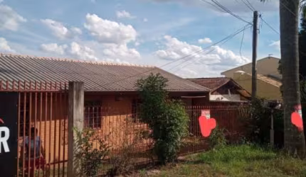 Casa á venda no bairro Tindiquera/ Araucária: Medindo 76M° e mais uma moradia nos fundos medindo 35M°, junto possui um barracão para uso comercial como: oficina mecânica, funilaria etc...  Terreno tot