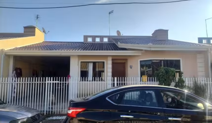 Excelente casa com 3 quartos e 3 vagas de garagem em ótima localização em Contenda. Apenas R$ 450.000,00