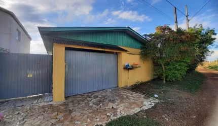 CASA PARA LOCAÇÃO DE FRENTE PARA A RUA. 02 QUARTOS ESPAÇOSOS, SALA AMPLA,  COPA/ COZINHA BANHEIRO SOCIAL ÁREA DE SERVIÇO GARAGEM FECHADA R$ 1.300,00
