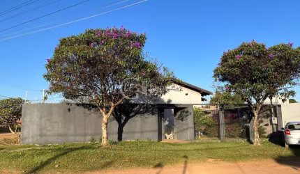 Linda casa de esquina - Casa espaçosa