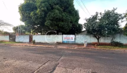 Imperdível! Casa à venda em Campo Grande-MS, Monte Castelo: 4 quartos, 1 banheiro, 300m²!