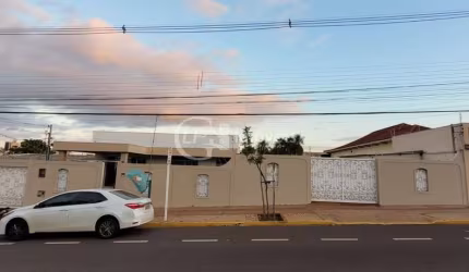 Casa Comercial para Locação no Bairro Amambaí em Campo Grande-MS: 6 Salas, 7 Banheiros, 20 Vagas de Garagem e 250m² de Área.