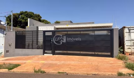 Casa à venda em Campo Grande-MS, bairro São Francisco: 3 quartos, 1 suíte, 1 sala, 2 banheiros, 2 vagas de garagem, 131,00 m² de área. Venha conferir!