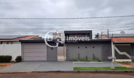 Impecável casa à venda em Campo Grande-MS, na Vila Jacy: 3 suítes, 2 salas, 4 banheiros, 5 vagas de garagem, 162,76 m² de área.