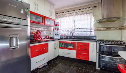 EXcelente sobrado com 4 vagas de garagens, 3 quato amplos com 1 suíte, quinta e churrasqueira!