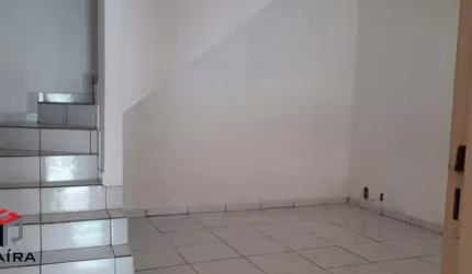 Sobrado com 2 quartos, sala, cozinha, 1 banheiro, 2 vagas de garagem.