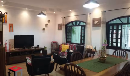 Sobrado com 4 dormitórios, sendo 1 suite master no Bairro Jordanópolis