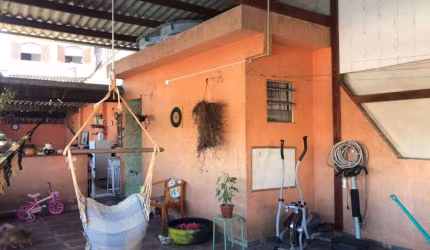 Sobrado com 250m² localizado no Bairro São Francisco em Mauá - SP.
