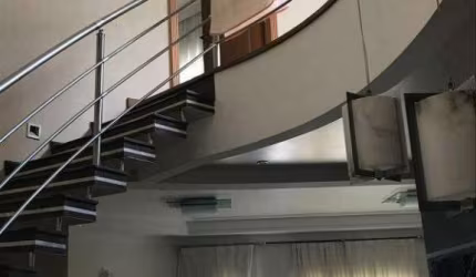 Sobrado amplo com 286m², localização mais que privilegiada no Bairro Jardim em Santo André/SP.