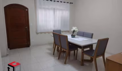 Sobrado com cômodos grandes e espaçosos, terreno 210 m², construção 241 m².