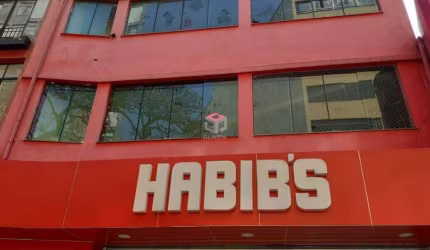 Salão comercial com 903 m² localizado no Centro de Santo André/SP.