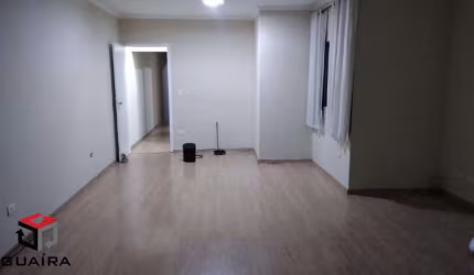 Sobrado á venda para investidores com duas casas individuais com duas vagas de garagem.