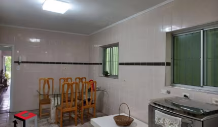 Sobrado Jardim da Glória, 4 dormitórios, 2 salas, cozinha e sala de almoço, quintal com churrasqueira, 2 vagas. Fácil acesso ao metrô Imigrantes