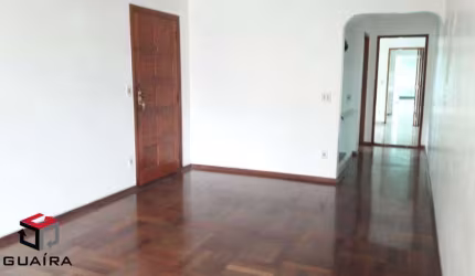 Sobrado Mirandópolis 168m², 3 dormitórios, 1 suíte, 2 salas, cozinha repleta de armários, quintal, churrasqueira, 2 vagas.