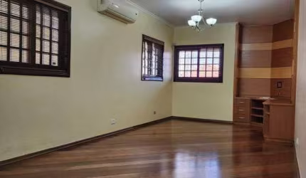 Sobrado de 3 andares, construção particular, muito bem projetado e construído, iluminado e ventilado o dia todo.